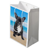 Franse bulledog op strand medium cadeauzakje (Achterkant Gekanteld)