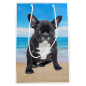 Franse bulledog op strand medium cadeauzakje (Voorkant)