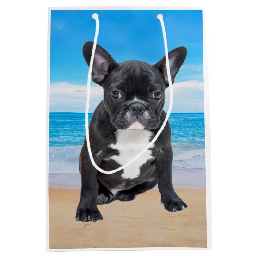 Franse bulledog op strand medium cadeauzakje (Voorkant)