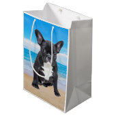 Franse bulledog op strand medium cadeauzakje (Voorkant Gekanteld)