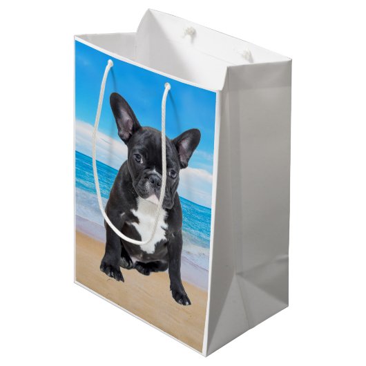 Franse bulledog op strand medium cadeauzakje (Voorkant Gekanteld)