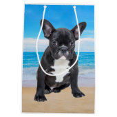 Franse bulledog op strand medium cadeauzakje (Achterkant)