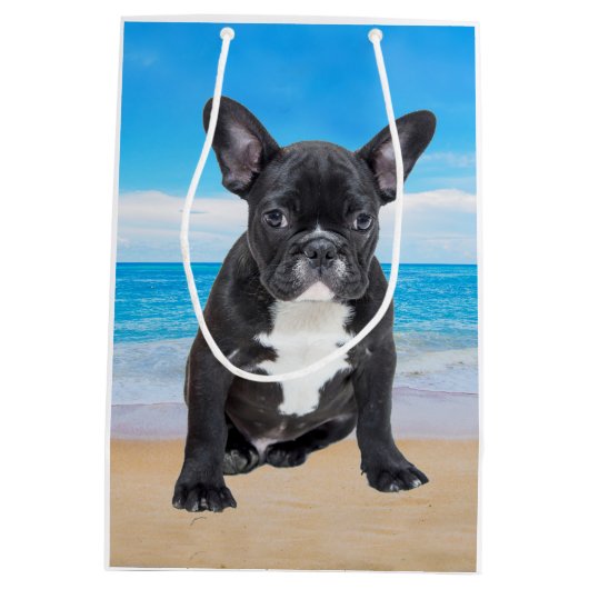 Franse bulledog op strand medium cadeauzakje (Achterkant)