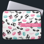 Franse Gedateerde Elektronische tas<br><div class="desc">Een elektronicaszak met illustraties van zwarte pooien,  een retro-kattenoogzonnebril,  cadeaudozen,  Franse macarons en "bonjour!" Personaliseer u met jouw naam aan de voorzijde.</div>