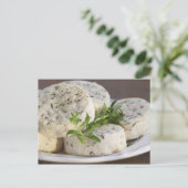 Franse geitenkaas - chevre - met kruiden op een briefkaart (Staand voorkant)