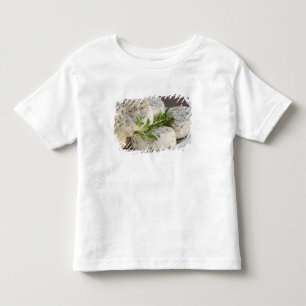 Franse geitenkaas - chevre - met kruiden op een kinder shirts