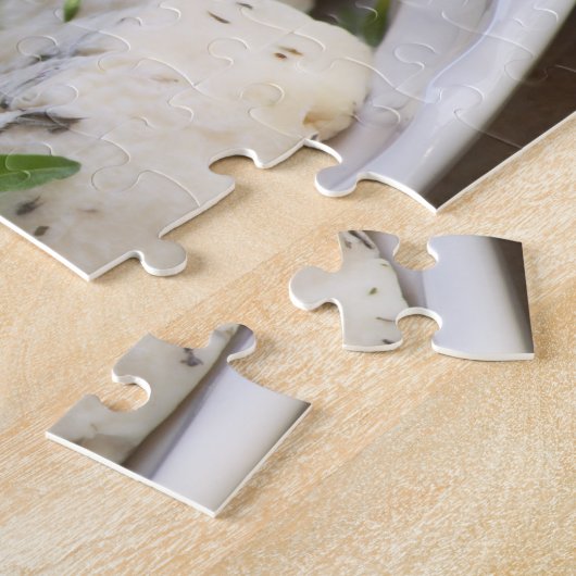 Franse geitenkaas - chevre - met kruiden op een legpuzzel (Zijkant)