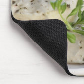 Franse geitenkaas - chevre - met kruiden op een muismat (Hoek)