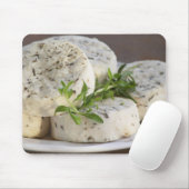 Franse geitenkaas - chevre - met kruiden op een muismat (Met muis)