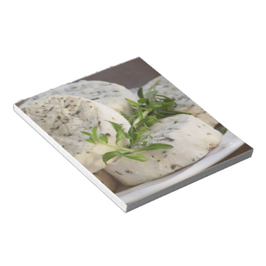 Franse geitenkaas - chevre - met kruiden op een notitieblok (Schuin)