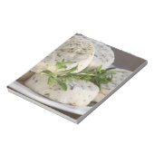 Franse geitenkaas - chevre - met kruiden op een notitieblok (Linkerzijde)