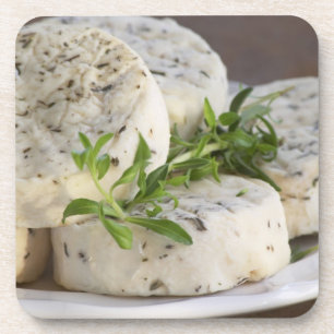 Franse geitenkaas - chevre - met kruiden op een onderzetter