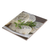 Franse geitenkaas - chevre - met kruiden op een tegeltje (Zijkant)