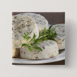 Franse geitenkaas - chevre - met kruiden op een vierkante button 5,1 cm