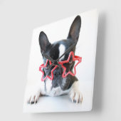 Franse hond met rode Star-bril Vierkante Klok (Hoek)