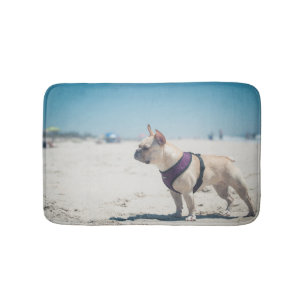 Franse hond op strand badmat