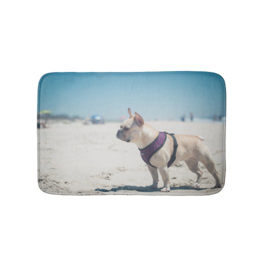 Franse hond op strand badmat (Voorkant)