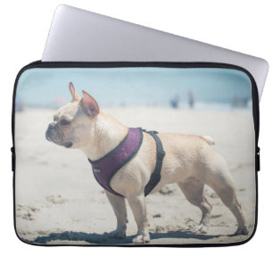 Franse hond op strand laptop sleeve