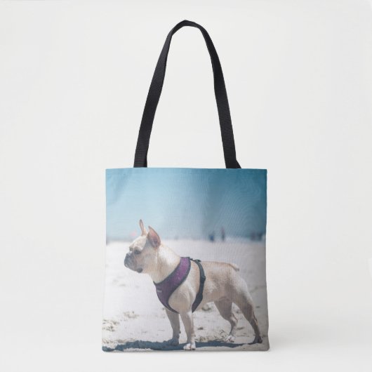 Franse hond op strand tote bag (Voorkant)