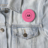 Franse roze effen kleur met monogram ronde button 5,7 cm (In situ)