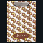 Franse toast met boterbakkerij klembord<br><div class="desc">In het ontwerp is een originele markeerafbeelding van heerlijk challah fFrench toast in de stijl van diner (ook bekend als eizoenbrood) getopt met stroop, suiker in poedervorm en boterhammen. Een favoriete ontbijt. Pas je aan met jouw naam. Dit franse toast foodie ontwerp is ook beschikbaar op andere producten. Zie je...</div>