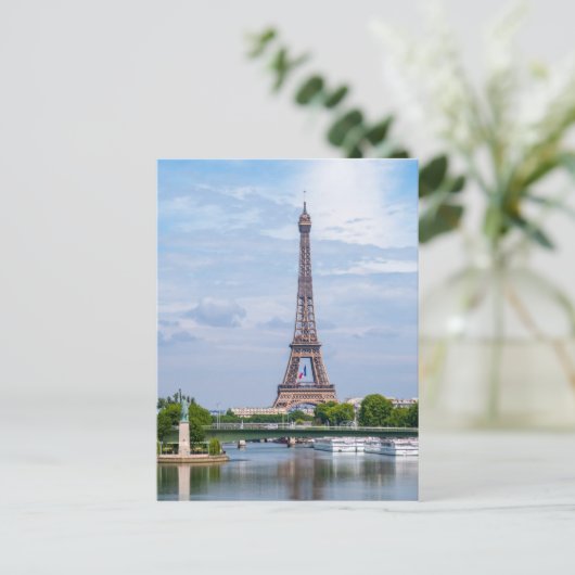 Franse vlag die wappert in het midden van de Eiffe Briefkaart (Staand voorkant)