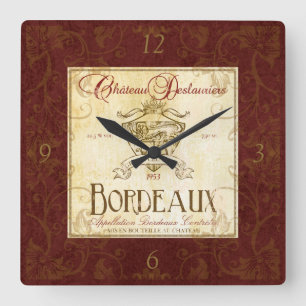 Franse wandklok met etiket op wijn