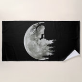 Fransman staande op berg maanlicht Halloween Strandlaken (Voorkant)