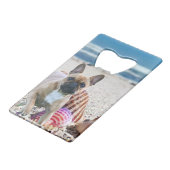 Französische Bulldogge am Strand  Creditkaart Flessenopener (Voorkant Gekanteld)