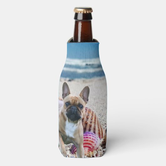 Französische Bulldogge am Strand    Flesjeskoeler (Fles Voorkant)