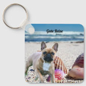 Französische Bulldogge am Strand Sleutelhanger (Voorkant)