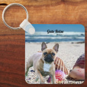 Französische Bulldogge am Strand Sleutelhanger (Voorkant)
