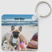 Französische Bulldogge am Strand Sleutelhanger (Achterkant)