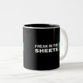 Freak in de sheets tweekleurige koffiemok (Voorkant rechts)