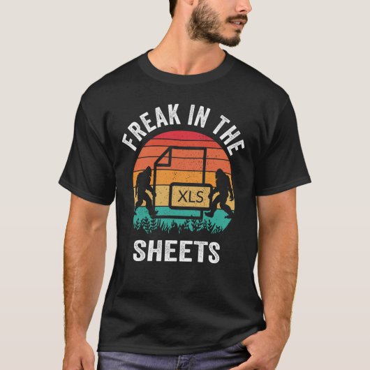FREAK IN THE SHEETS SASQUATCH RETRO SUNSET T-SHIRT (Voorkant)