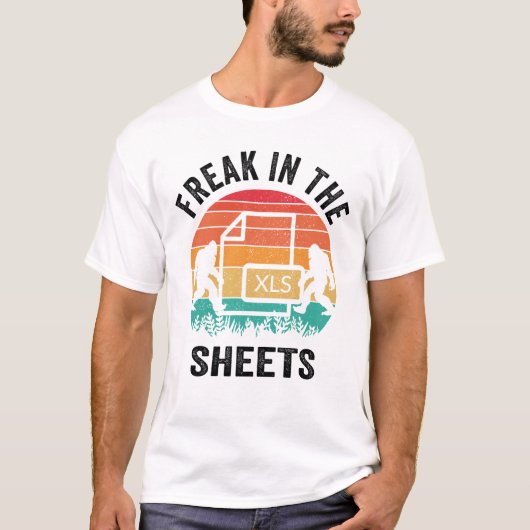 FREAK IN THE SHEETS SASQUATCH RETRO SUNSET T-SHIRT (Voorkant)