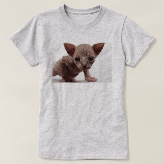 Freaky Cute Furless Sphynx Kitten T-shirt (Design voorkant)