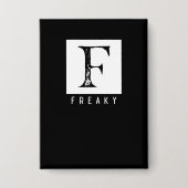 Freaky Vetgedrukte Typografie Zwart en Wit Design Button (Voorkant)