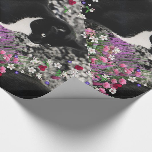 Freckles in Flowers II, Black White Tuxedo Cat Cadeaupapier (Hoek)