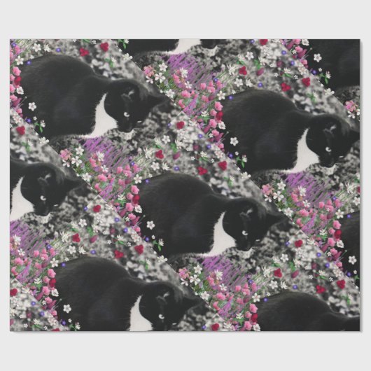 Freckles in Flowers II, Black White Tuxedo Cat Cadeaupapier (Vlak)
