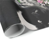 Freckles in Flowers II, Black White Tuxedo Cat Cadeaupapier (Rol Hoek)