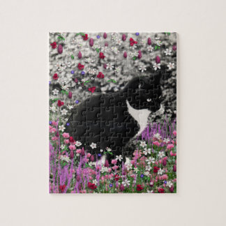 Freckles in Flowers II - Tuxedo Kitty Cat Legpuzzel