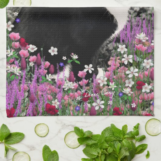 Freckles in Flowers II - Tuxedo Kitty Cat Theedoek (Gevouwen)