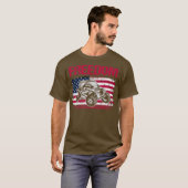 Fredom SXS UTV naast Amerikaanse vlag T-shirt (Voorkant volledig)