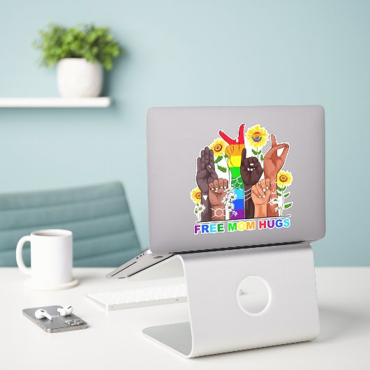 Free Ma Hugs Rainbow Sticker (Laptop op bureau)