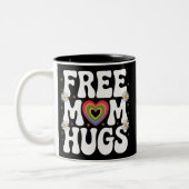 Free Mom Hug Transgender Lesbische Homo LGBT Pride Tweekleurige Koffiemok (Links)
