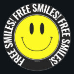 Free Smiles Smilie Sticker<br><div class="desc">"Free Smiles" Gele Slimlach Ronde Glossy Sticker. Ontworpen door SMILIEWEAR™. Verspreid een beetje geluk! Grote en kleine stickers beschikbaar. ONTWERP GEOPTIMALISEERDE DONKERE KLEUR ACHTERGRONDOPTIES. Een grappige en vrolijke sticker voor cadeauverpakking, een persoonlijk accessoire of een sticker van de naam van een verjaardags- of kerstfeestje. Wat is er beter dan een...</div>