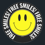 Free Smiles Smilie Sticker<br><div class="desc">"Free Smiles" Gele Slimlach Ronde Glossy Sticker. Ontworpen door SMILIEWEAR™. Verspreid een beetje geluk! Grote en kleine stickers beschikbaar. ONTWERP GEOPTIMALISEERDE DONKERE KLEUR ACHTERGRONDOPTIES. Een grappige en vrolijke sticker voor cadeauverpakking, een persoonlijk accessoire of een sticker van de naam van een verjaardags- of kerstfeestje. Wat is er beter dan een...</div>
