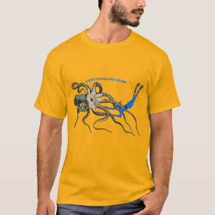 Freediving Diver Kijkend Over Een Gigantische Octo T-shirt