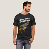 Freedom Huddle Murica on Three 4th of July Patriot T-shirt (Voorkant volledig)